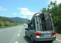 carro com família capota